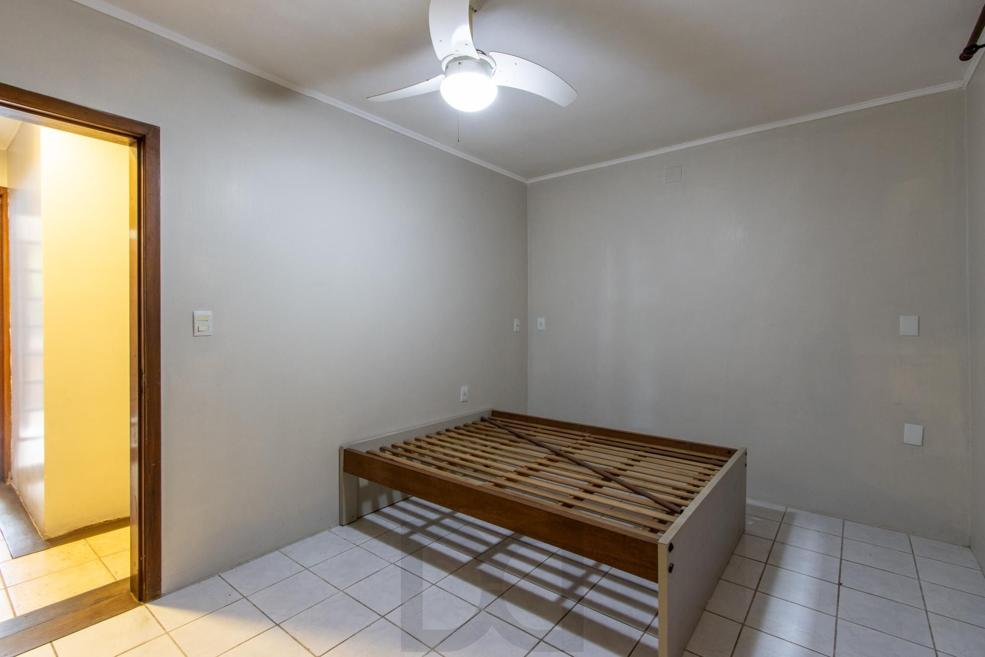 Ampla Casa com 2 Suítes, Closet, Lareira e Pátio com Árvores Frutíferas. — foto 32