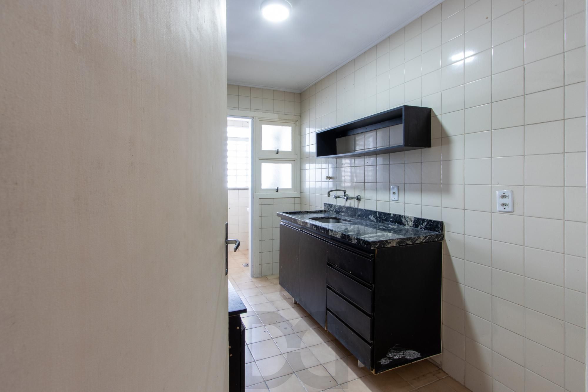 Cobertura com 137m², no Bairro Cristal, de 2 dormitórios, sento uma suíte, ampla sacada, churrasqueira, vista panorâmica, vaga coberta. — foto 3