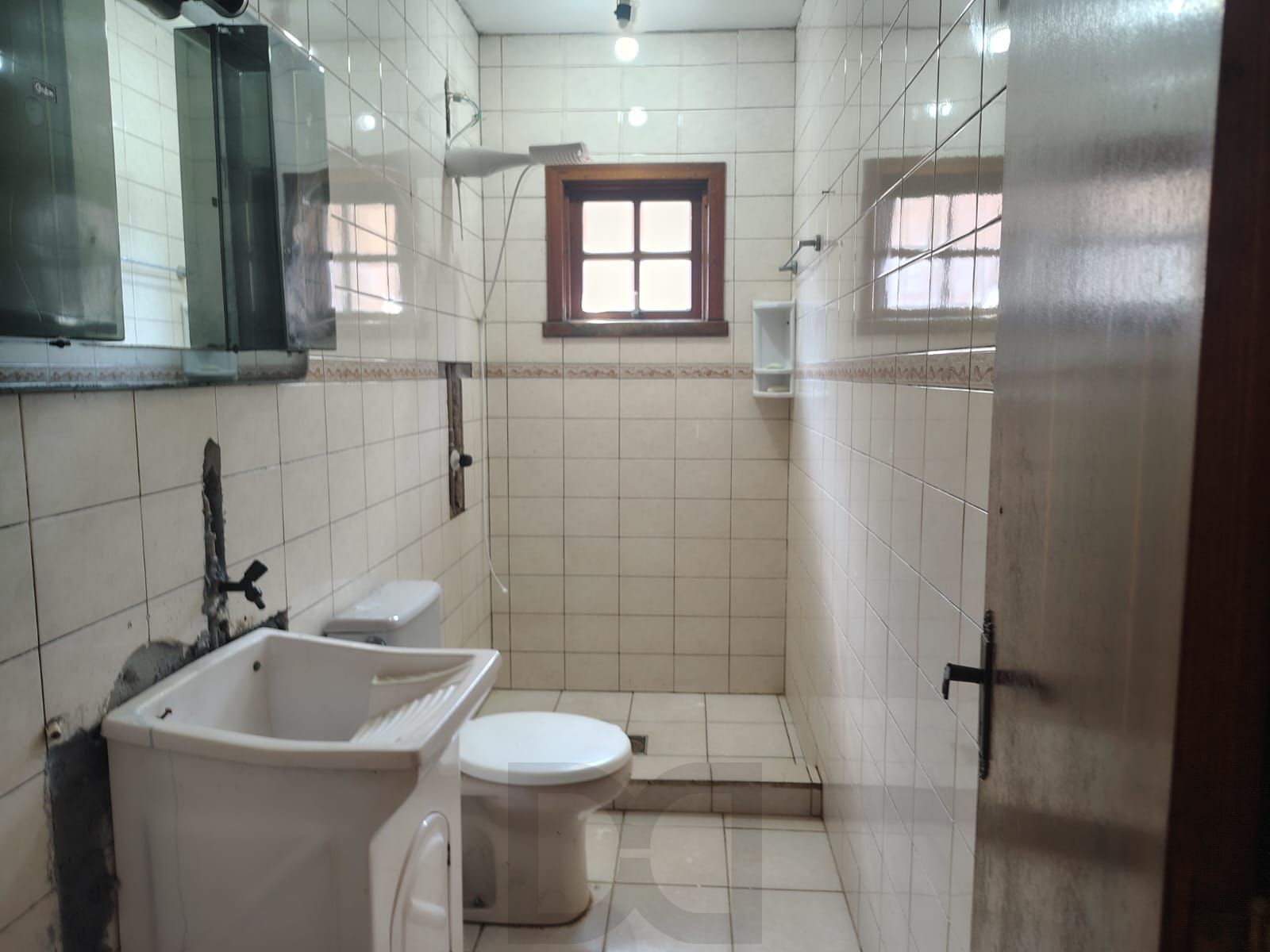 Casa de 4 dormitórios, 1 suíte e 4 vagas de garagem no bairro Cavalhada. — foto 21