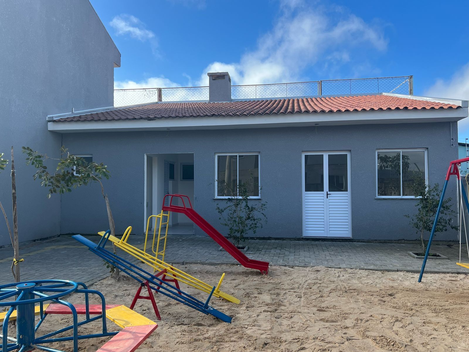 Casa com 2 dormitórios, banheiro social e pátio — foto 2