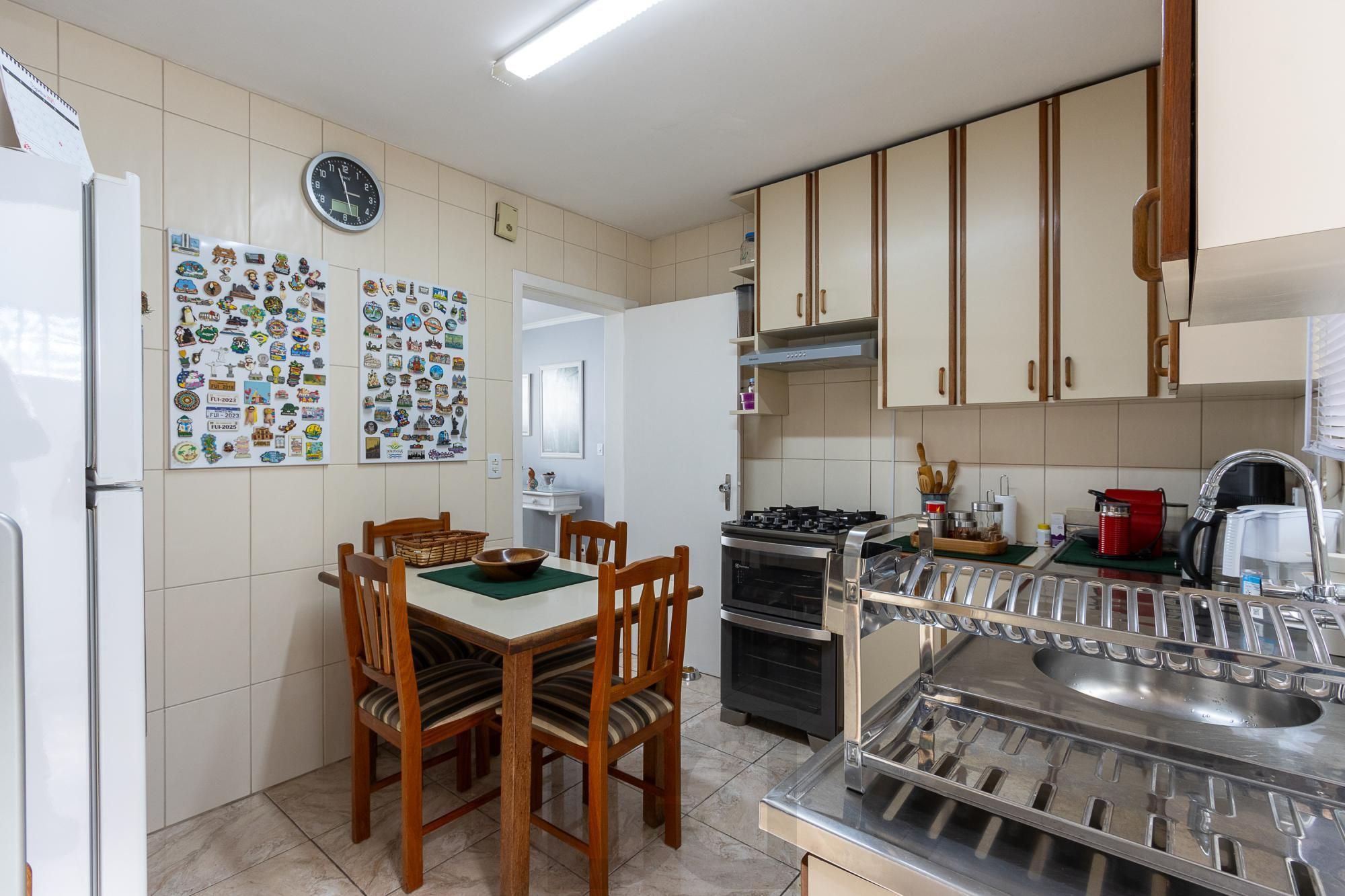 Casa de alvenaria, 4 dormitórios, 2 suítes, bairro Cristal. — foto 17