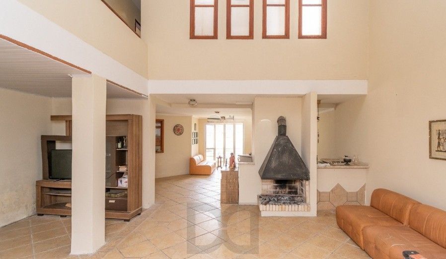 Casa de 3 quartos,1 suíte, closet, living com lareira, pátio, piscina e 2 vagas de garagem. — foto 5