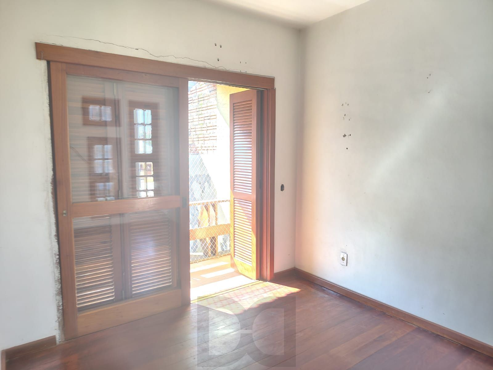 Casa de 4 dormitórios, 1 suíte e 4 vagas de garagem no bairro Cavalhada. — foto 18