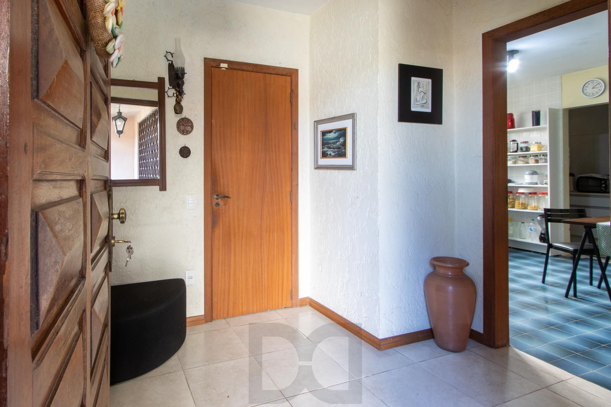 Casa de Alvenaria, possui 3 dormitórios, uma suíte, hall de entrada, lavabo, living com lareira, cozinha ampla com armários, área gourmet com churrasqueira, corredor, pátio e 4 vagas de garagem, uma construção em anexo que possui hall de entrada, lavabo, living, cozinha, escritório, banheiro social — foto 6