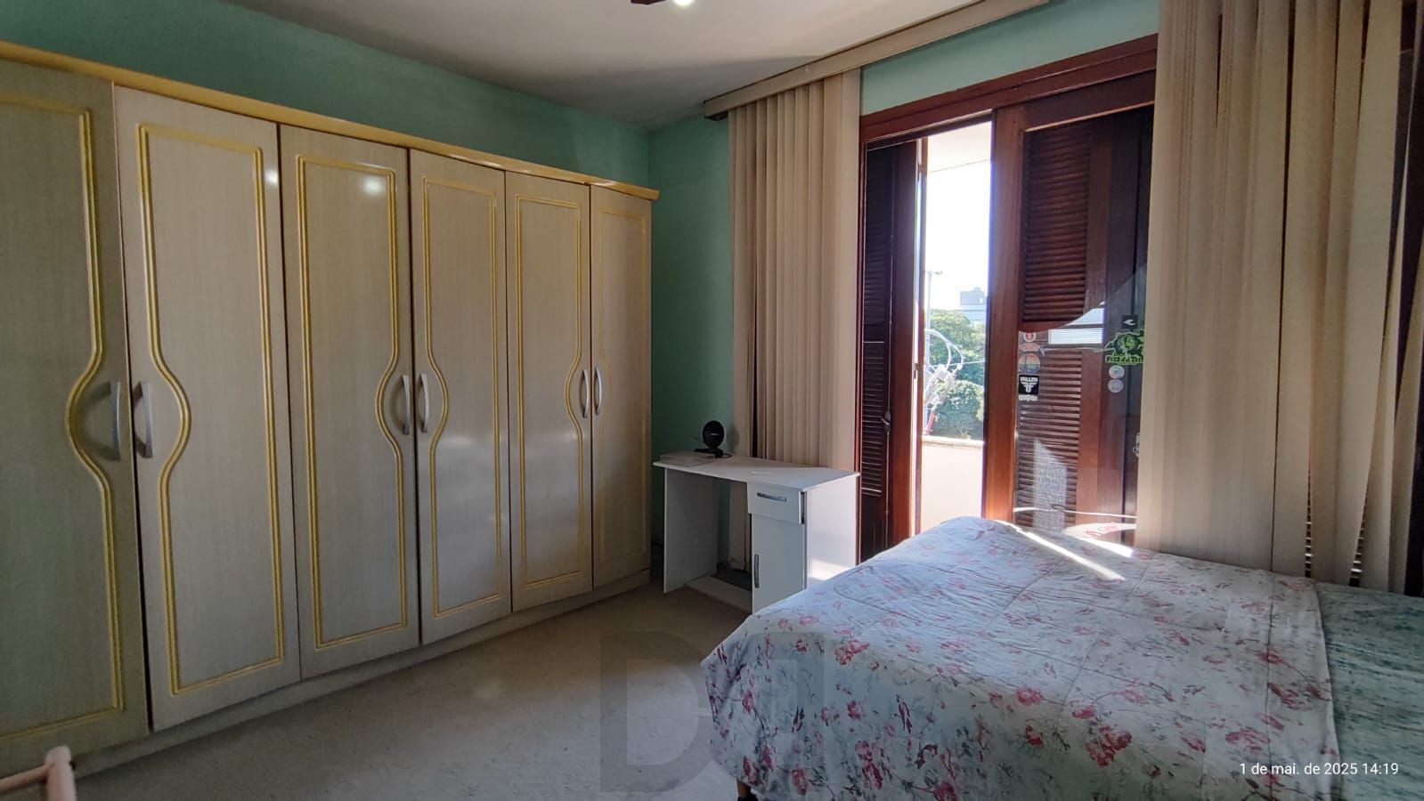 Apartamento de 4 dormitórios, 2 suítes, living amplo e arejado com sacada. — foto 13