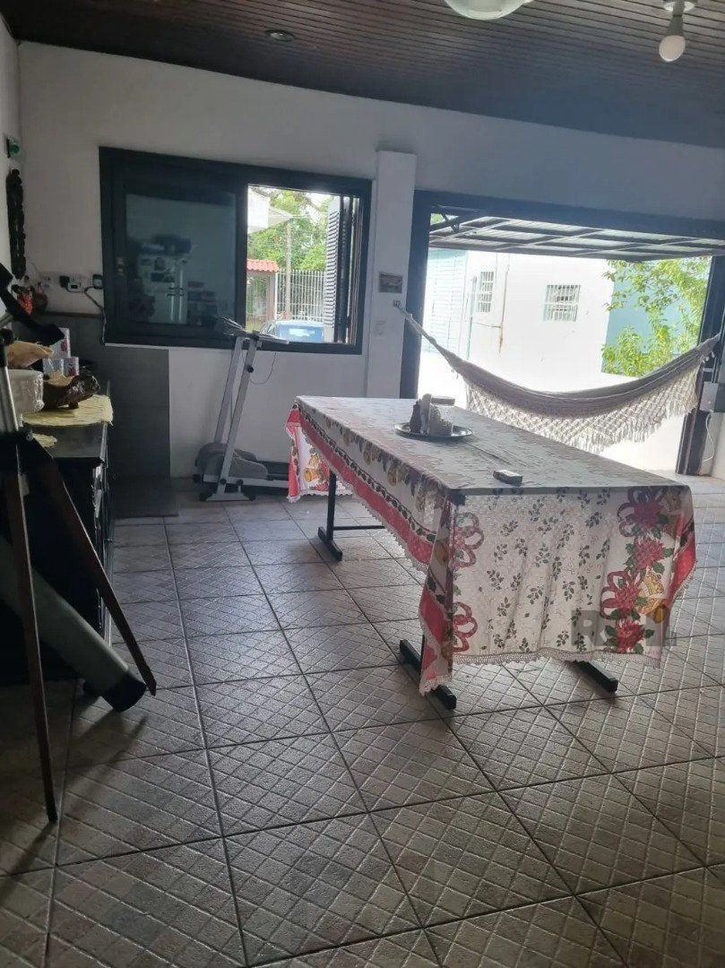 Casa térrea, 3 dormitórios, 1 suíte, living para 2 ambientes, cozinha, pátio, 2 banheiros e 4 vagas . — foto 5
