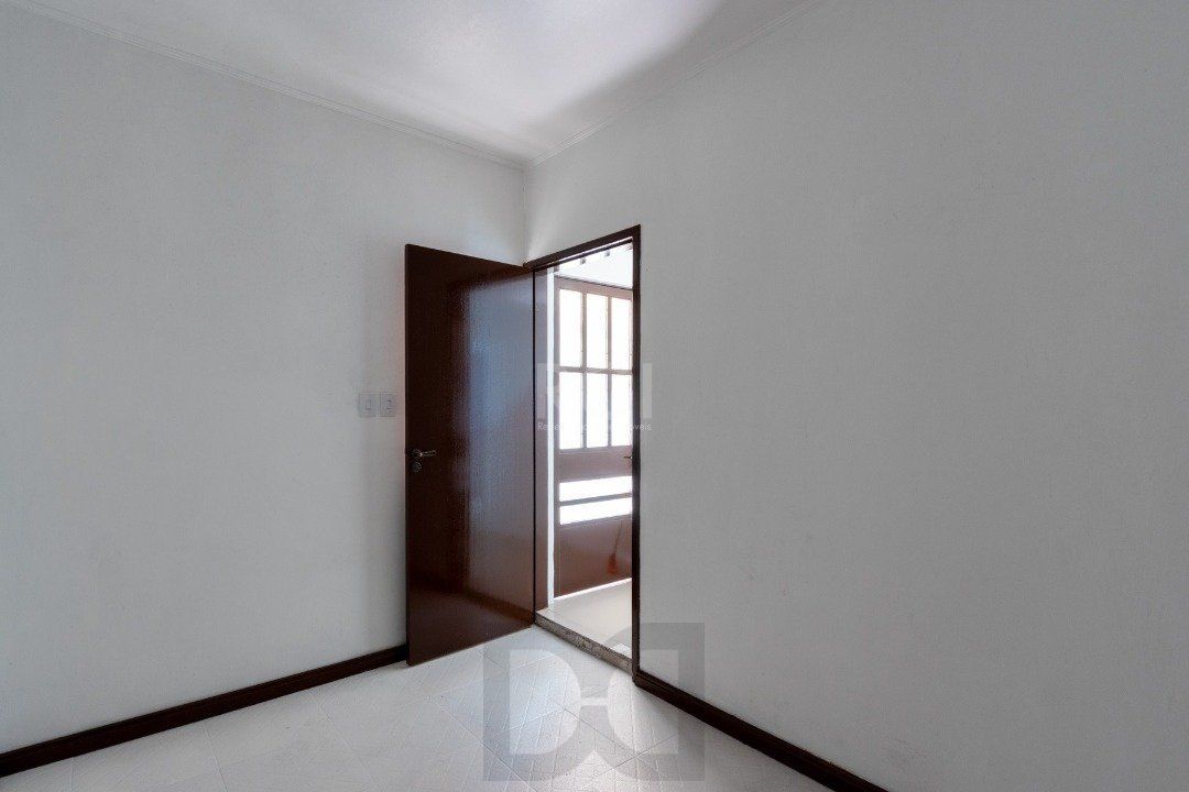 Casa para Venda - 454.7m², 5 dormitórios, sendo 1 suites, 8 vagas - Teresópolis — foto 29