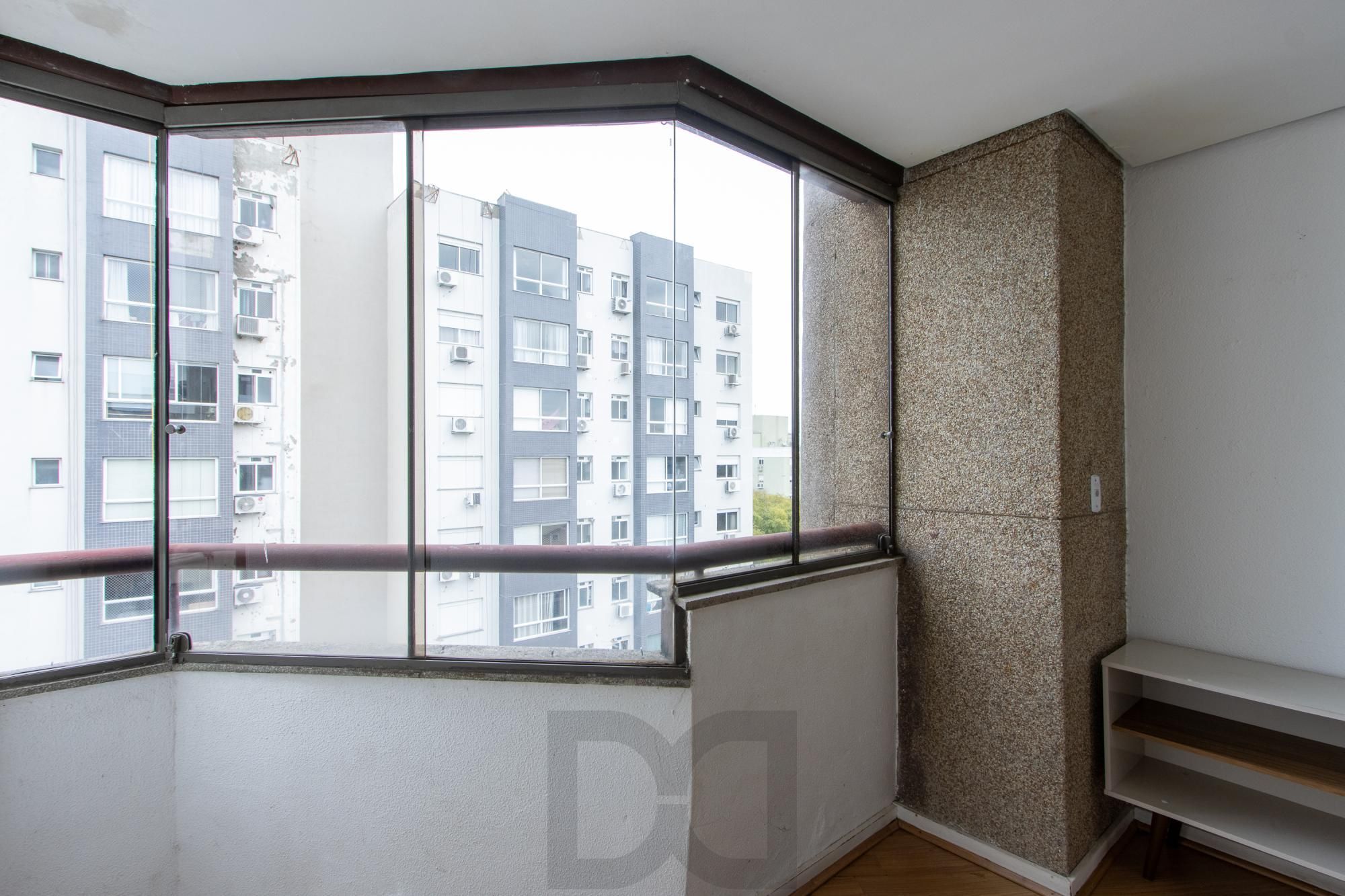 Cobertura com 137m², no Bairro Cristal, de 2 dormitórios, sento uma suíte, ampla sacada, churrasqueira, vista panorâmica, vaga coberta. — foto 11