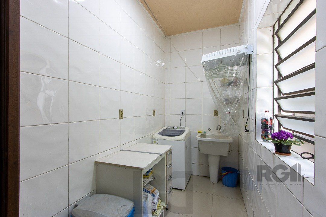 Casa para Venda - 300m², 3 dormitórios, sendo 1 suites, 4 vagas - Nonoai — foto 16