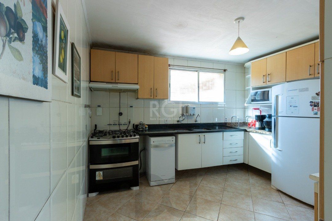 Sobrado com 345m² privativos, 3 suites, 2 vagas, churrasqueira. pátio com piscina - Bairro Cristal — foto 18