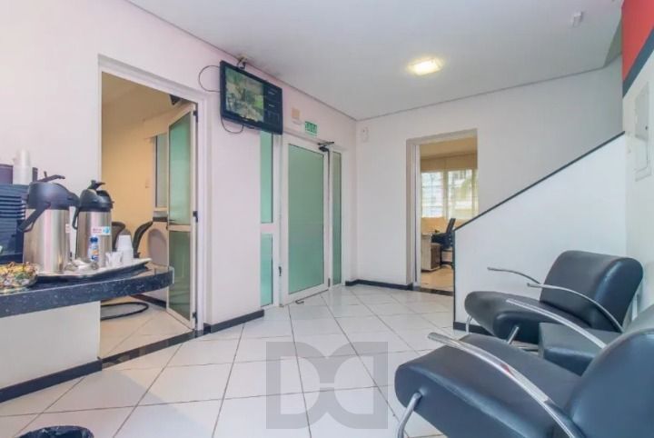 Excelente oportunidade para empresas e investidores! Prédio comercial moderno, amplo e muito bem localizado no bairro Menino Deus, oferecendo estrutura completa para diferentes tipos de negócios. — foto 22
