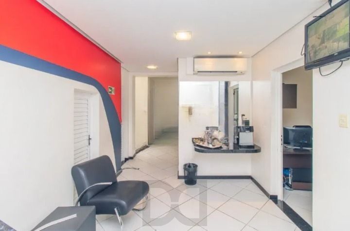 Excelente oportunidade para empresas e investidores! Prédio comercial moderno, amplo e muito bem localizado no bairro Menino Deus, oferecendo estrutura completa para diferentes tipos de negócios. — foto 21