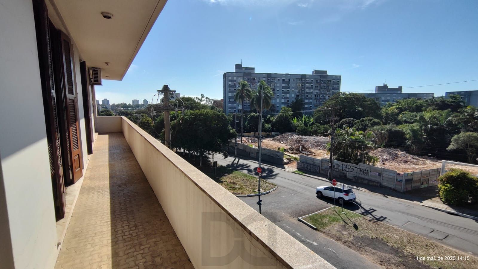 Apartamento de 4 dormitórios, 2 suítes, living amplo e arejado com sacada. — foto 20
