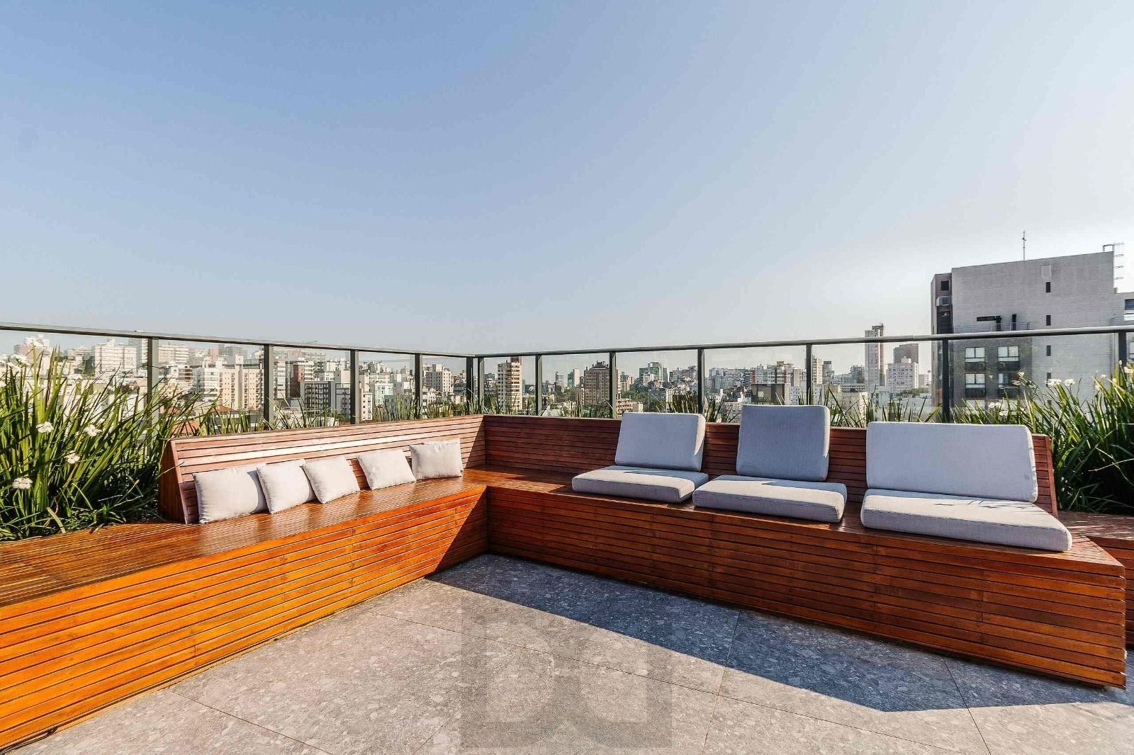Studio de alto padrão construtivo mobiliado no bairro Moinhos de Vento, planta de 24,25 m² privativos com porcelanato, forro em gesso e aberturas em alumínio com vidros duplos. — foto 17