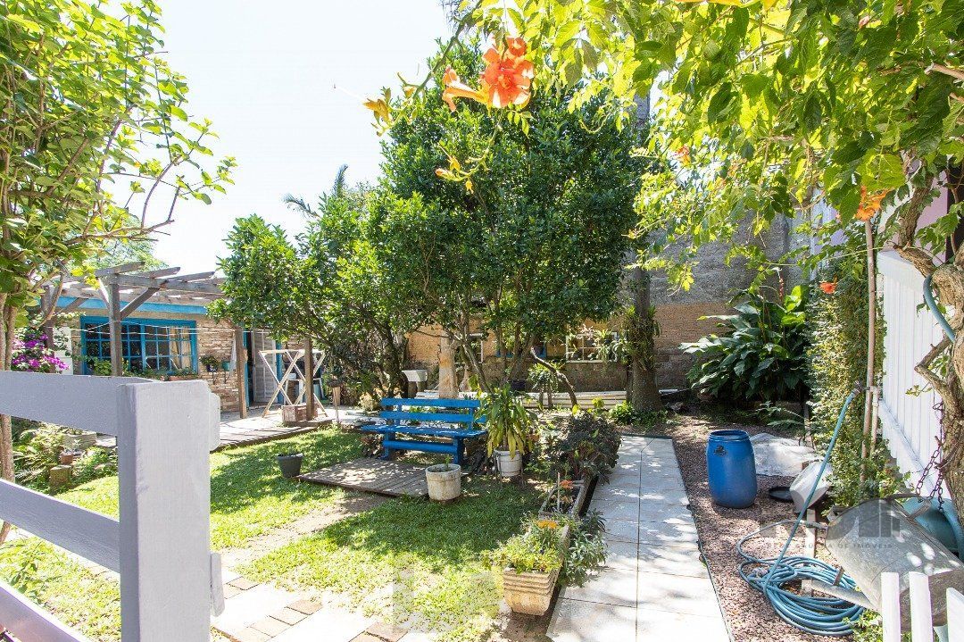 Casa com 4 quartos, suíte, churrasqueira, lareira, garagem coberta e lindo jardim. — foto 58