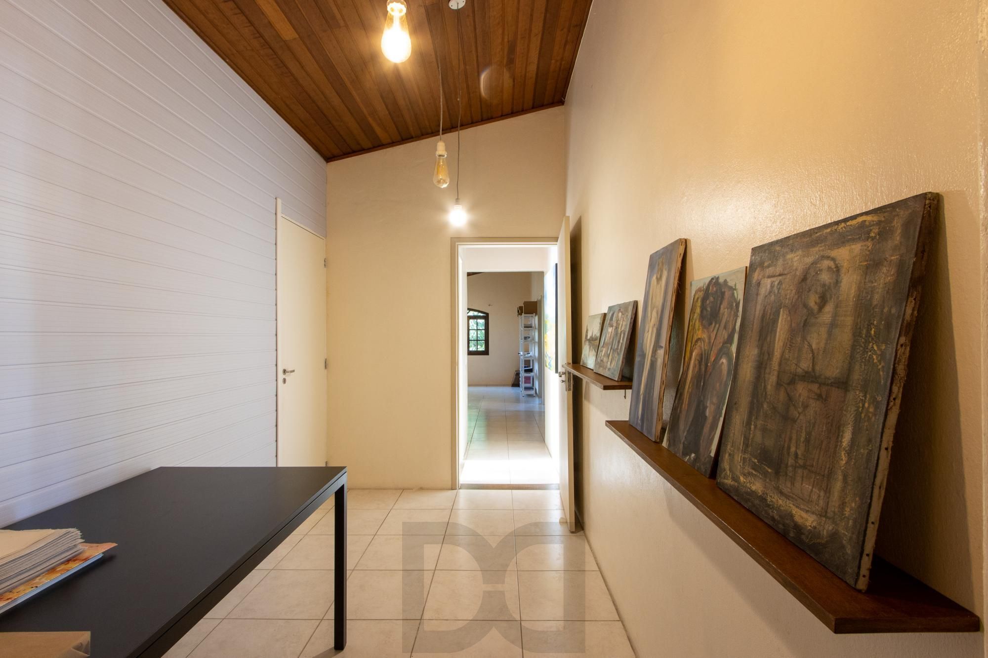 Casa de Alvenaria, possui 3 dormitórios, uma suíte, hall de entrada, lavabo, living com lareira, cozinha ampla com armários, área gourmet com churrasqueira, corredor, pátio e 4 vagas de garagem, uma construção em anexo que possui hall de entrada, lavabo, living, cozinha, escritório, banheiro social — foto 41