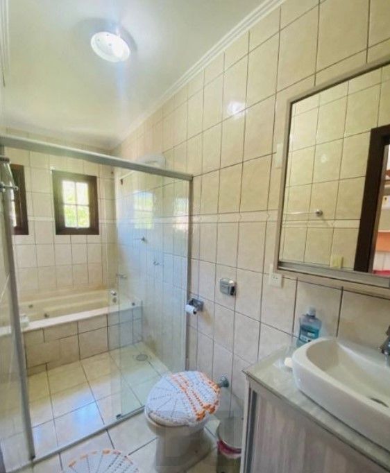Casa 4 dormitórios, localizada no bairro Hípica, em Porto Alegre. — foto 13