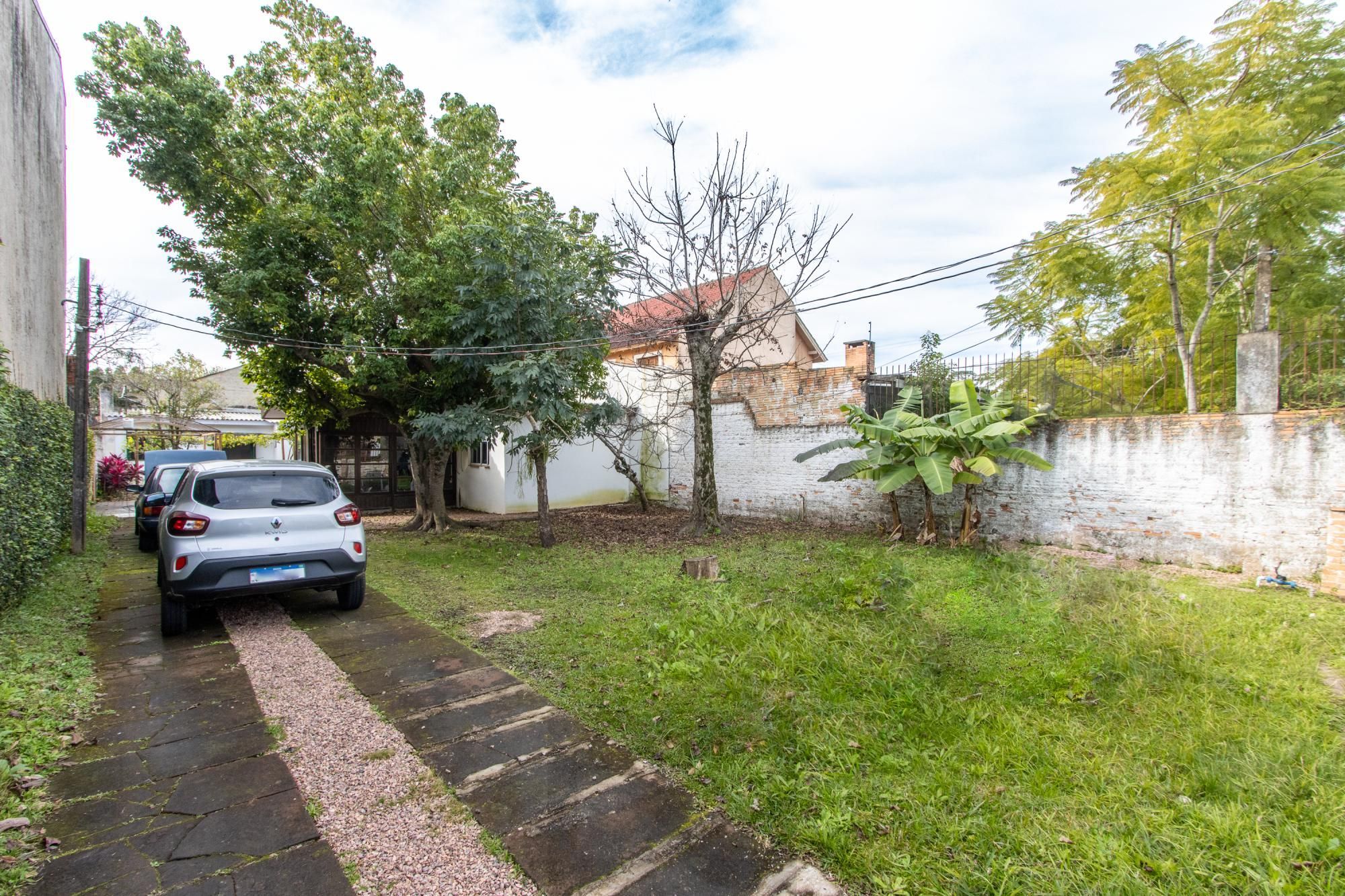 Terreno medindo 11 X 39,66 com 2 casas de alvenaria - Bairro Guarujá — foto 1