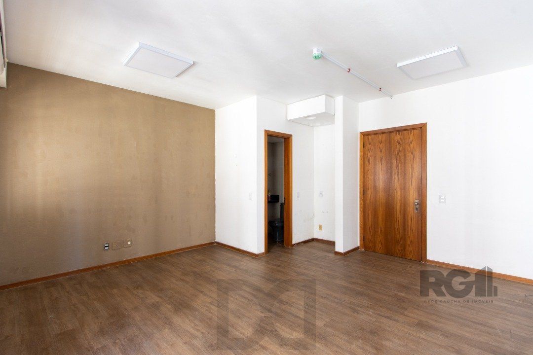 EXCELENTE SALA COMERCIAL, muito bem localizada no bairro Menino Deus, 01 banheiro, sacada e ar condicionado split, toda montada — foto 6