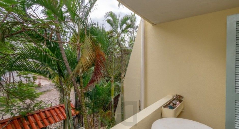 Casa de 3 quartos,1 suíte, closet, living com lareira, pátio, piscina e 2 vagas de garagem. — foto 13