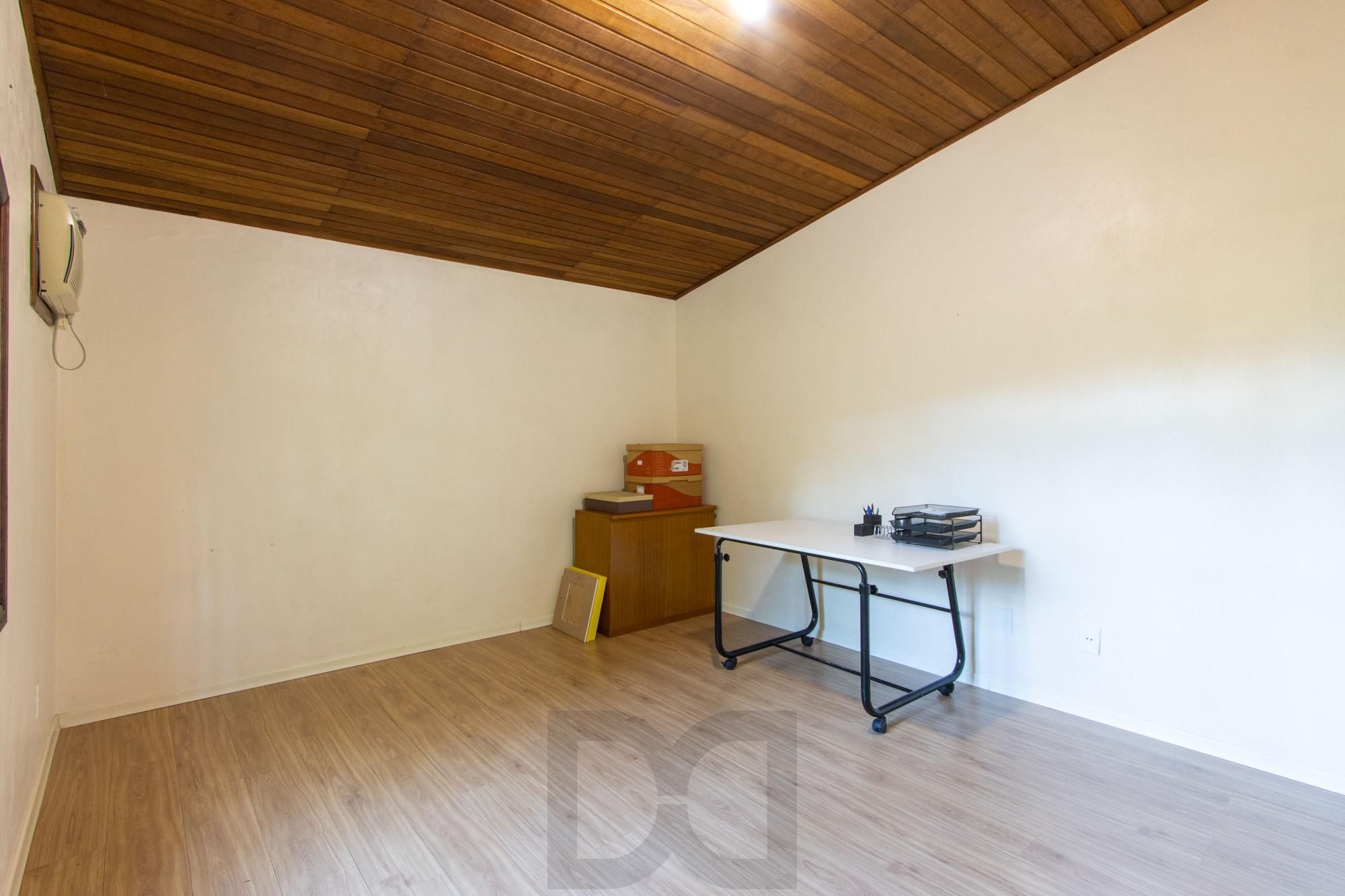 Casa de Alvenaria, possui 3 dormitórios, uma suíte, hall de entrada, lavabo, living com lareira, cozinha ampla com armários, área gourmet com churrasqueira, corredor, pátio e 4 vagas de garagem, uma construção em anexo que possui hall de entrada, lavabo, living, cozinha, escritório, banheiro social — foto 51