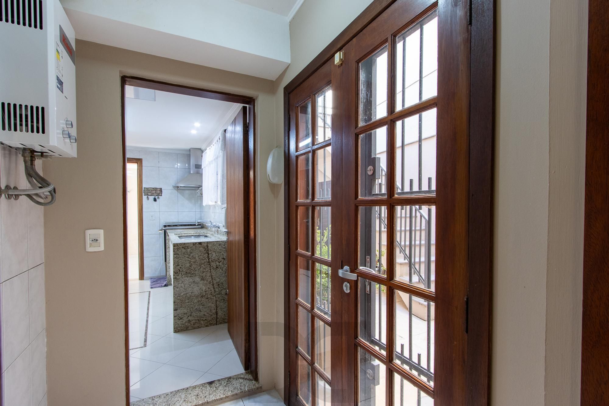 Excelente casa de 3 dormitórios, 1 suíte, pátio, piscina e vaga para 2 carros cobertas. — foto 19