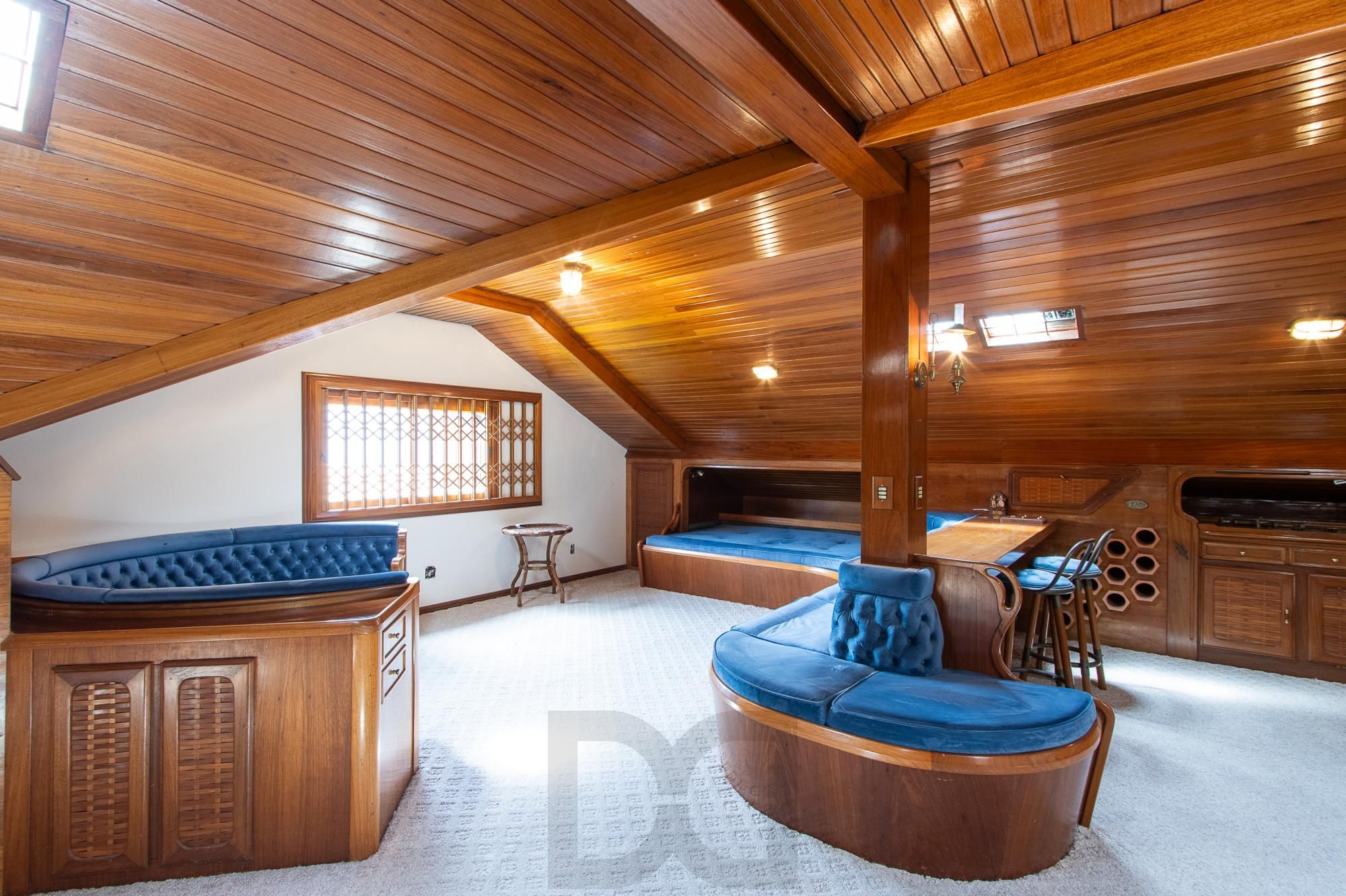 Casa com 2 dormitórios 3 banheiros. lareira e churrasqueira, e com arquitetura moderna. — foto 7