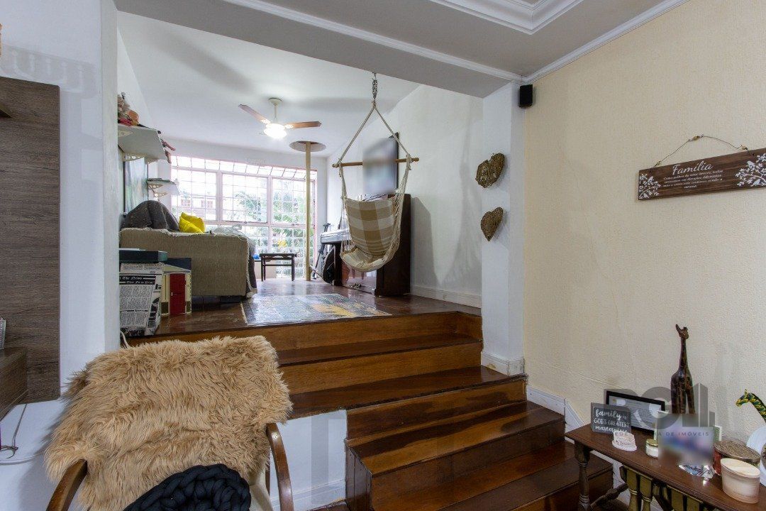 Casa no bairro Cristal, Possui 4 dormitórios, sendo 1suíte, closet e banheira de hidromassagem, com possibilidade de um podendo 1 dormitórios extra. — foto 9