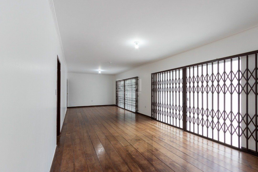 Casa para Venda - 454.7m², 5 dormitórios, sendo 1 suites, 8 vagas - Teresópolis — foto 5