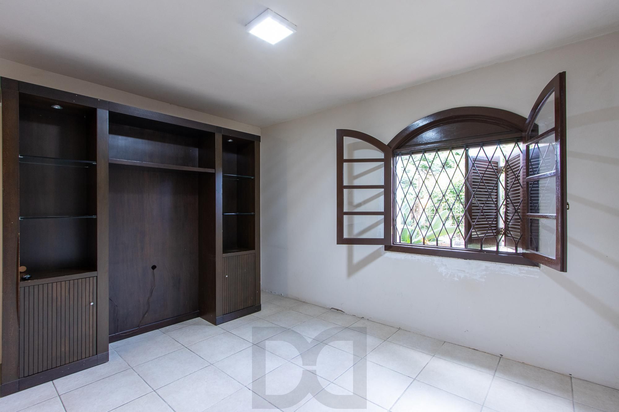 Casa de condomínio, 3 dormitórios, 1 suíte, 1 vaga coberta, no bairro Cristal. — foto 2