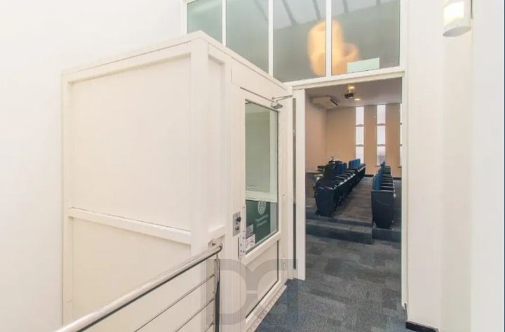Excelente oportunidade para empresas e investidores! Prédio comercial moderno, amplo e muito bem localizado no bairro Menino Deus, oferecendo estrutura completa para diferentes tipos de negócios. — foto 25