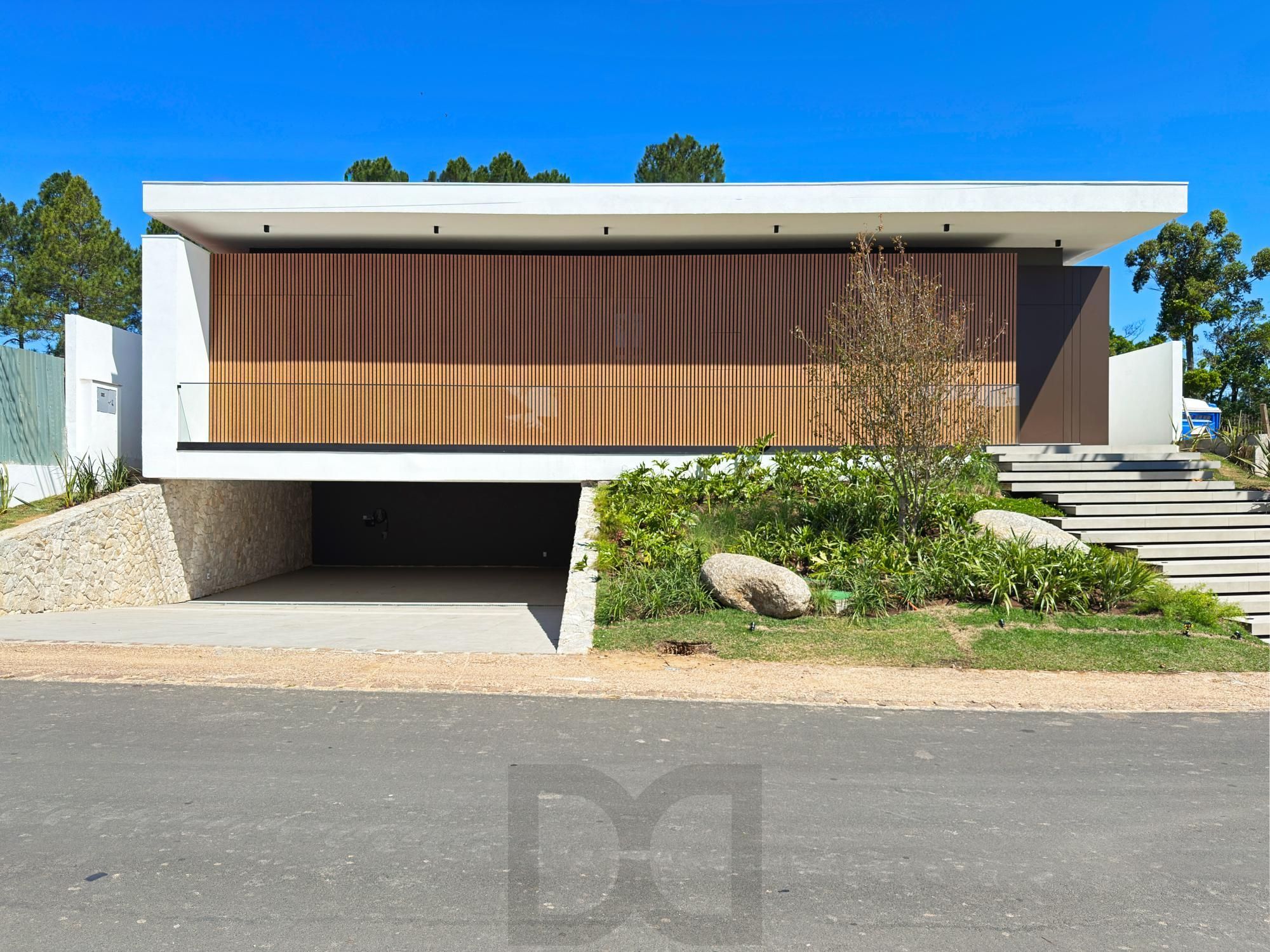 A casa conta com 434m2 de área construída, mas com um aproveitamento total dos 1.012m2 do lote — foto 2