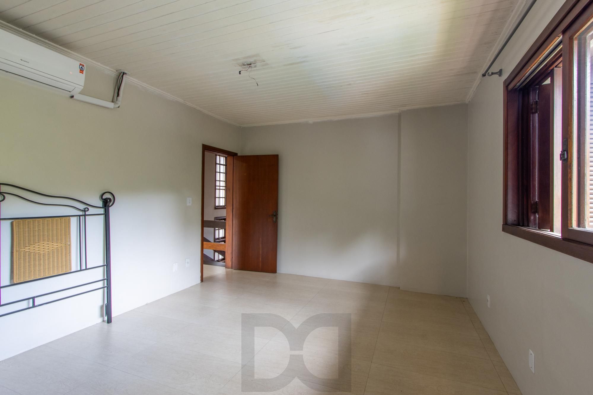 Ampla Casa com 2 Suítes, Closet, Lareira e Pátio com Árvores Frutíferas. — foto 18