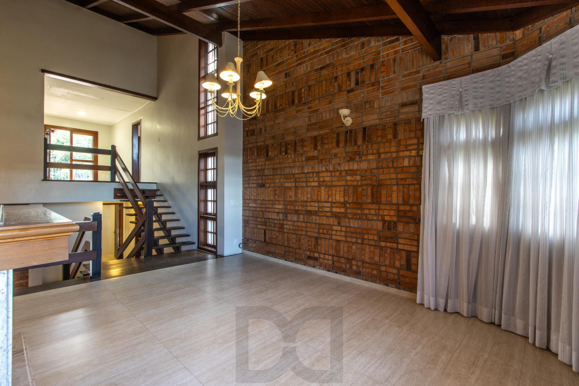 Ampla Casa com 2 Suítes, Closet, Lareira e Pátio com Árvores Frutíferas. — foto 10