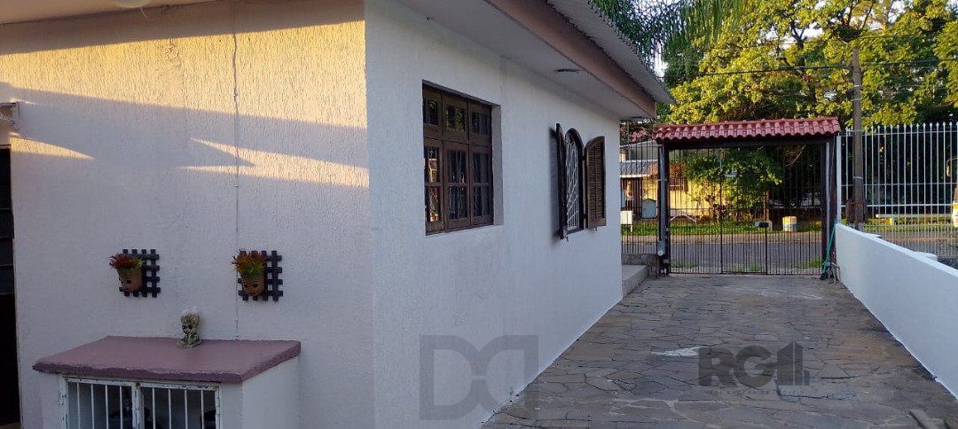 Casa térrea, 3 dormitórios, 1 suíte, living para 2 ambientes, cozinha, pátio, 2 banheiros e 4 vagas . — foto 2