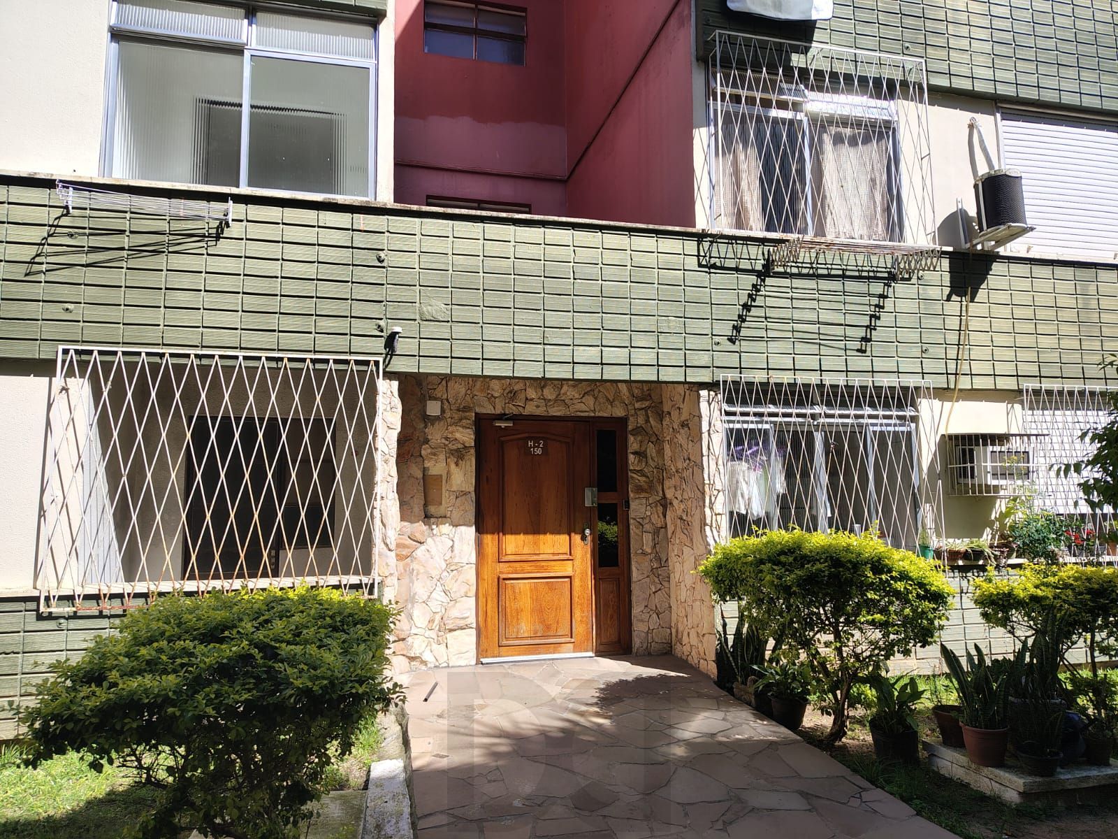 Apartamento de 2 dormitórios, living, cozinha, área de serviço e banheiro social. — foto 3
