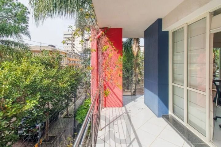 Excelente oportunidade para empresas e investidores! Prédio comercial moderno, amplo e muito bem localizado no bairro Menino Deus, oferecendo estrutura completa para diferentes tipos de negócios. — foto 37