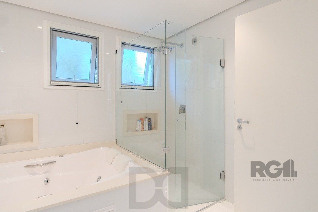 Casa semimobiliada e possui 3 suítes (sendo 1 delas master com closet e hidro) — foto 48