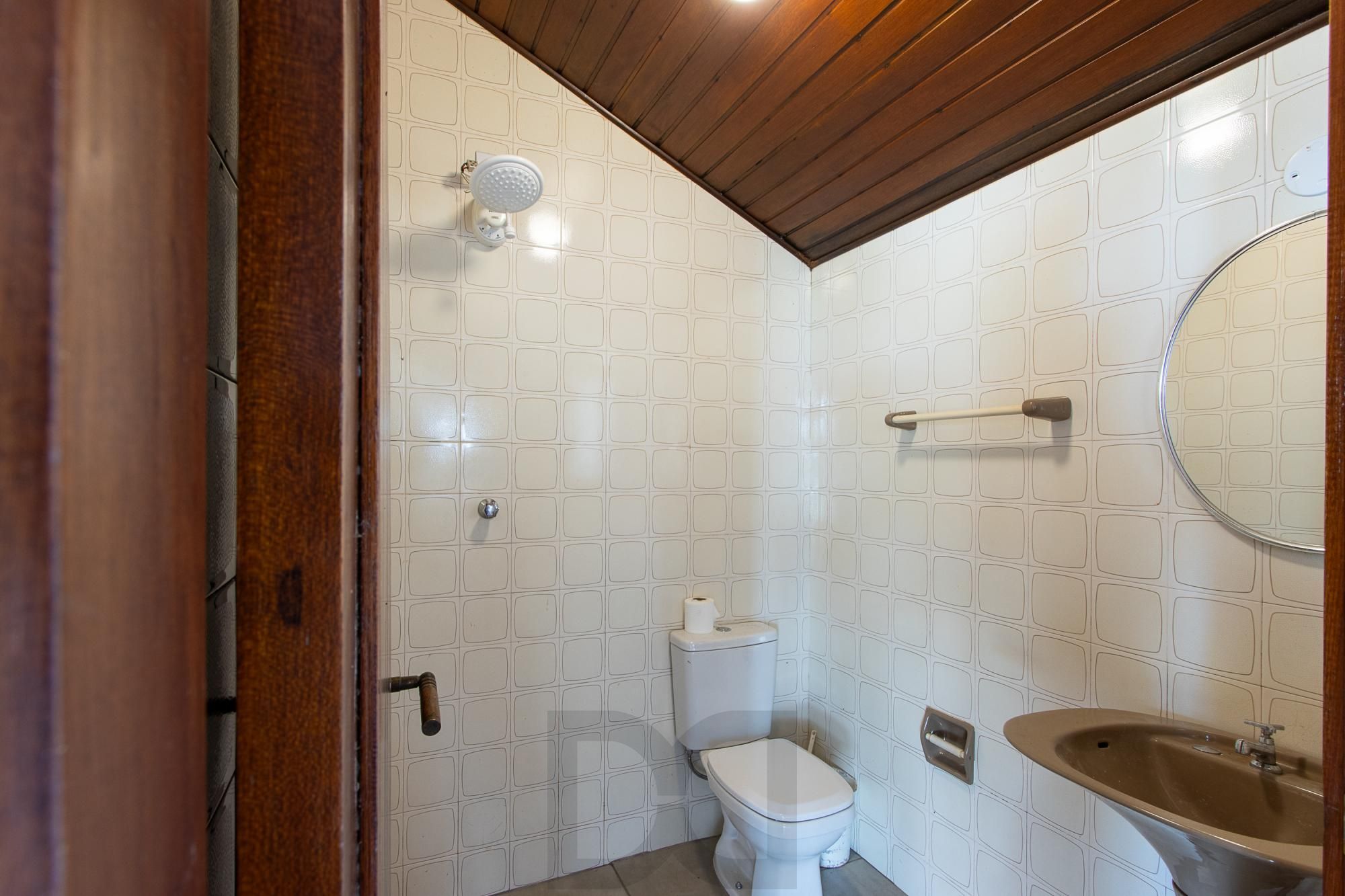 Casa com 2 dormitórios 3 banheiros. lareira e churrasqueira, e com arquitetura moderna. — foto 39