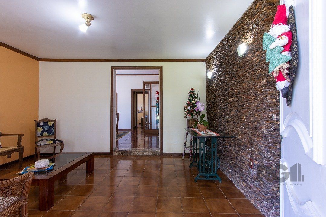 Casa com 4 quartos, suíte, churrasqueira, lareira, garagem coberta e lindo jardim. — foto 4