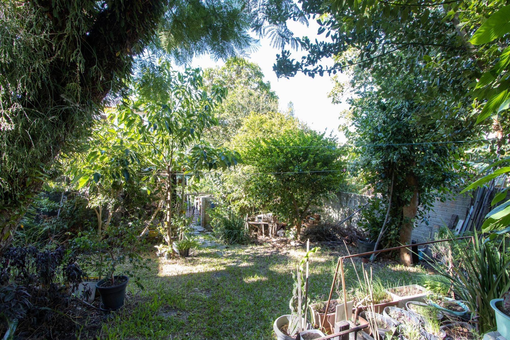 Casa de Alvenaria, possui 3 dormitórios, uma suíte, hall de entrada, lavabo, living com lareira, cozinha ampla com armários, área gourmet com churrasqueira, corredor, pátio e 4 vagas de garagem, uma construção em anexo que possui hall de entrada, lavabo, living, cozinha, escritório, banheiro social — foto 33