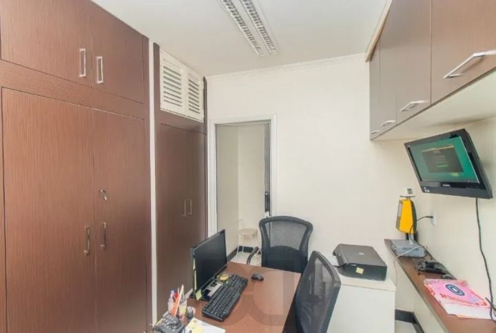 Excelente oportunidade para empresas e investidores! Prédio comercial moderno, amplo e muito bem localizado no bairro Menino Deus, oferecendo estrutura completa para diferentes tipos de negócios. — foto 18
