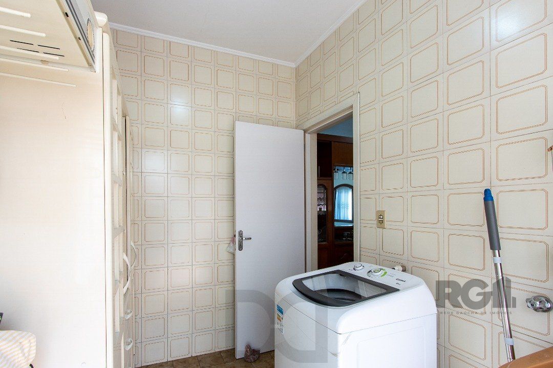 Casa com 4 quartos, suíte, churrasqueira, lareira, garagem coberta e lindo jardim. — foto 18