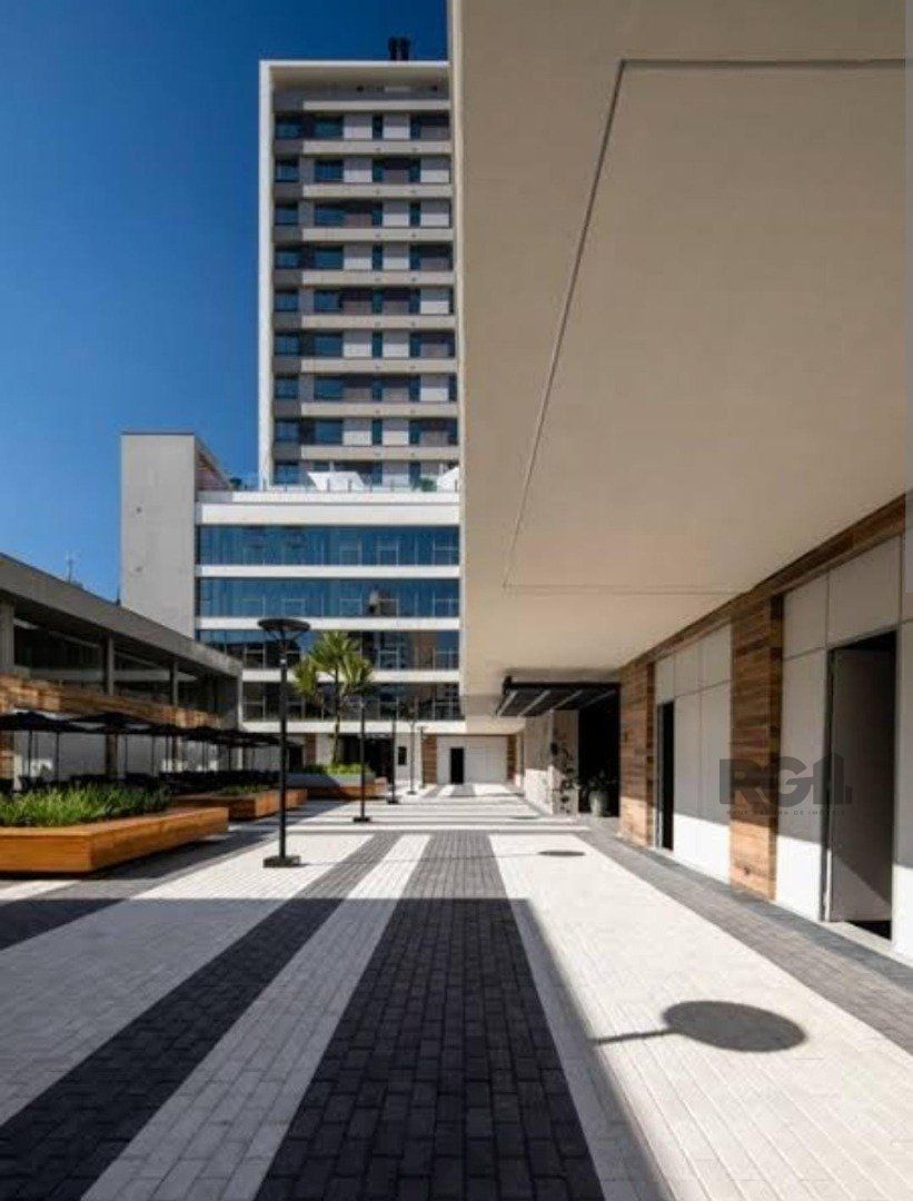 Apartamento belíssimo de 02 dormitórios com garagem coberta. — foto 2
