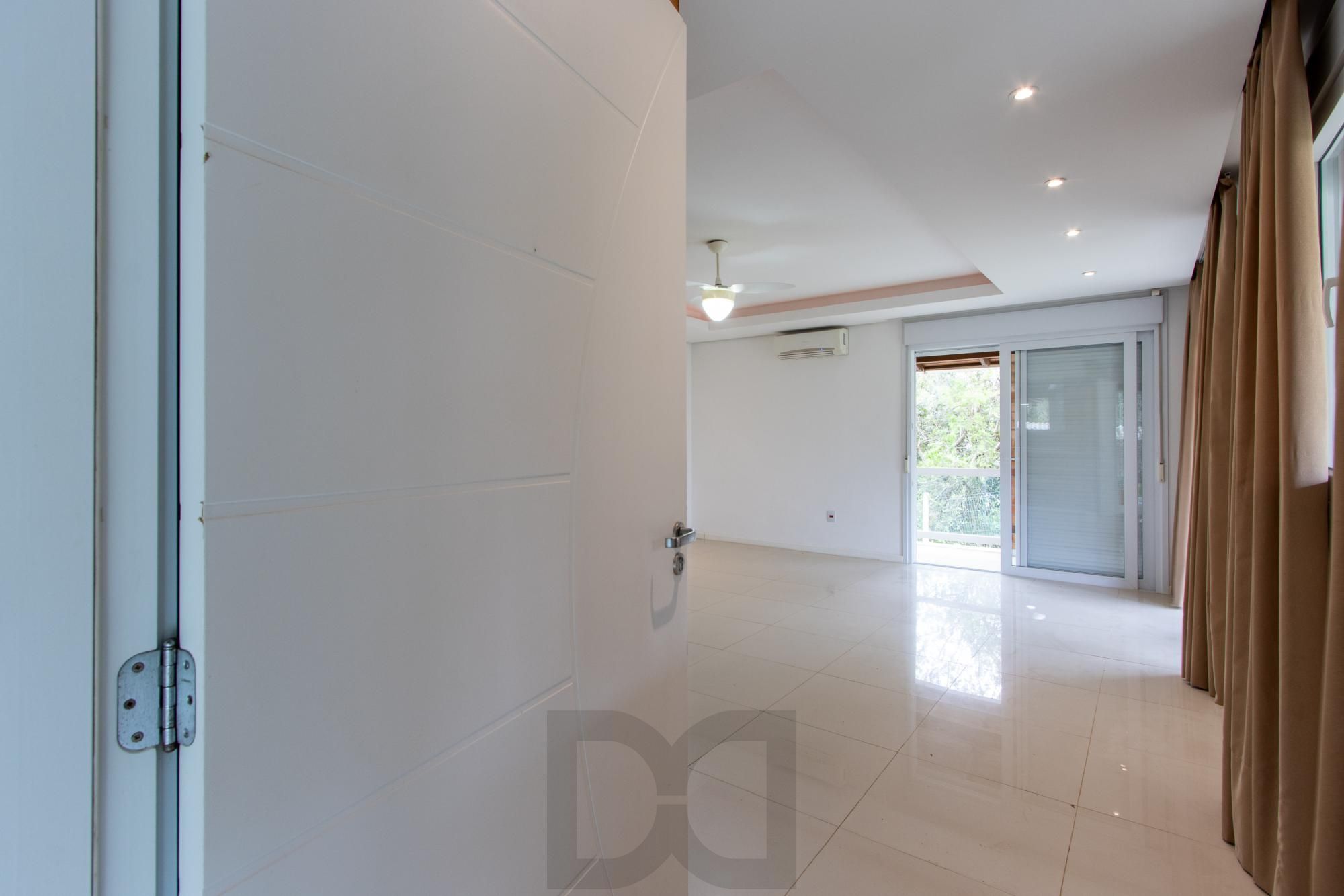 Casa de alvenaria, com 3 dormitórios, 1 suíte, living, cozinha, lavanderia, churrasqueira, banheiro social, pátio e 4 vagas de garagem. — foto 7