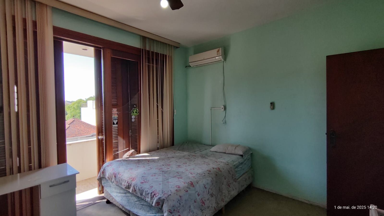 Apartamento de 4 dormitórios, 2 suítes, living amplo e arejado com sacada. — foto 10
