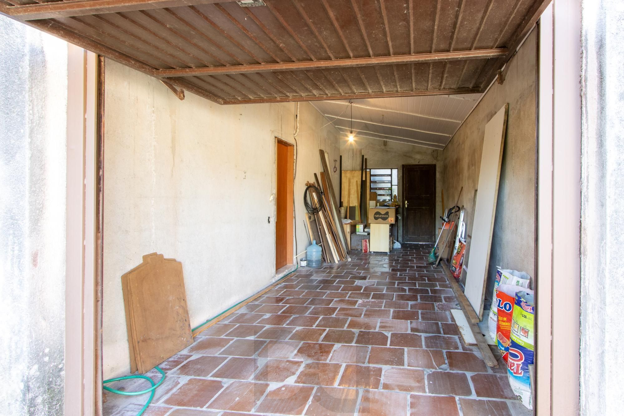 Casa de Alvenaria, possui 3 dormitórios, uma suíte, hall de entrada, lavabo, living com lareira, cozinha ampla com armários, área gourmet com churrasqueira, corredor, pátio e 4 vagas de garagem, uma construção em anexo que possui hall de entrada, lavabo, living, cozinha, escritório, banheiro social — foto 53