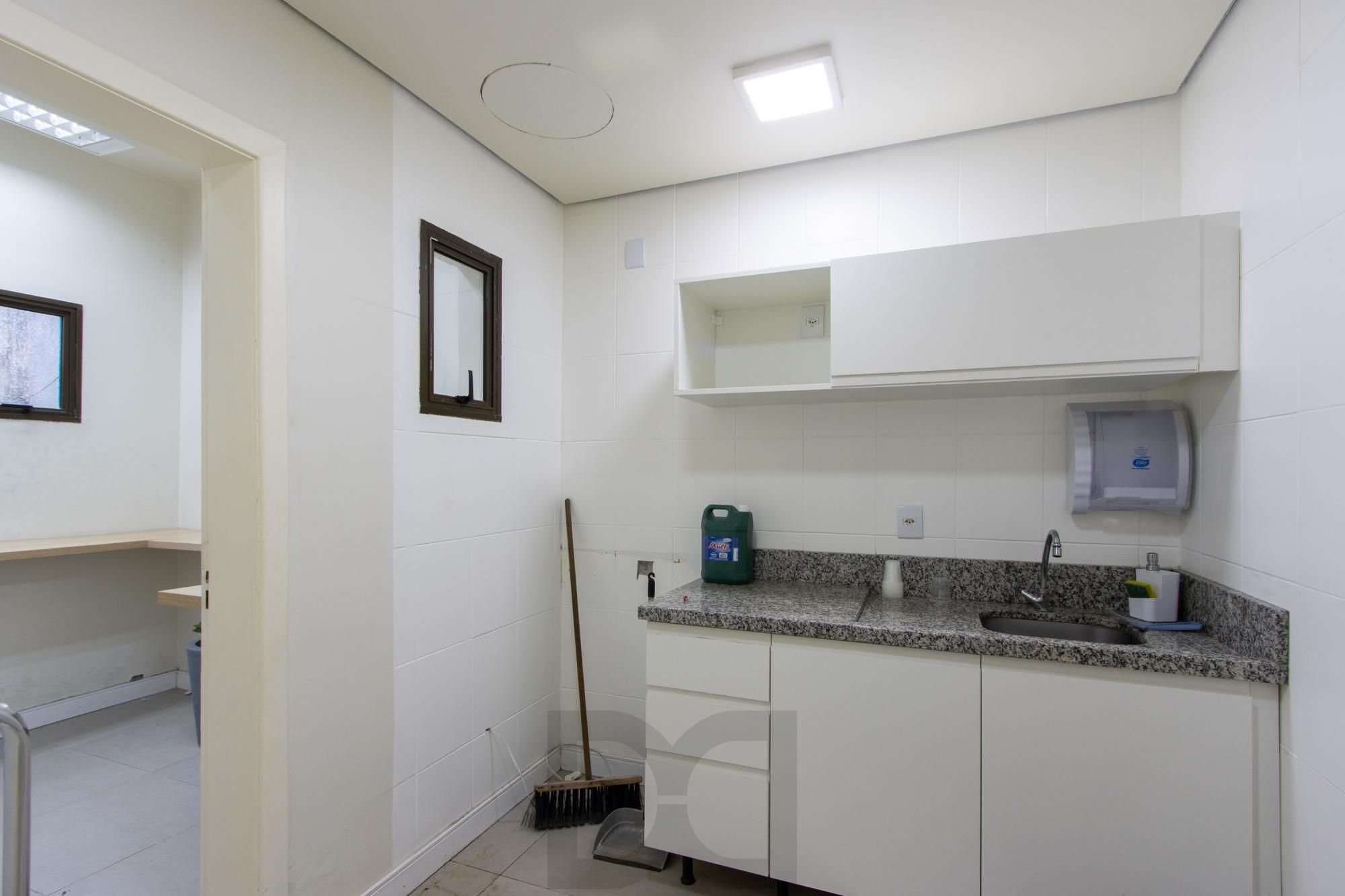 Casa Comercial 2 pisos - Excelente localização e Grande Visibilidade no Bairro Menino Deus - Ideal p/ Clínicas, escolas ou escritórios. — foto 22