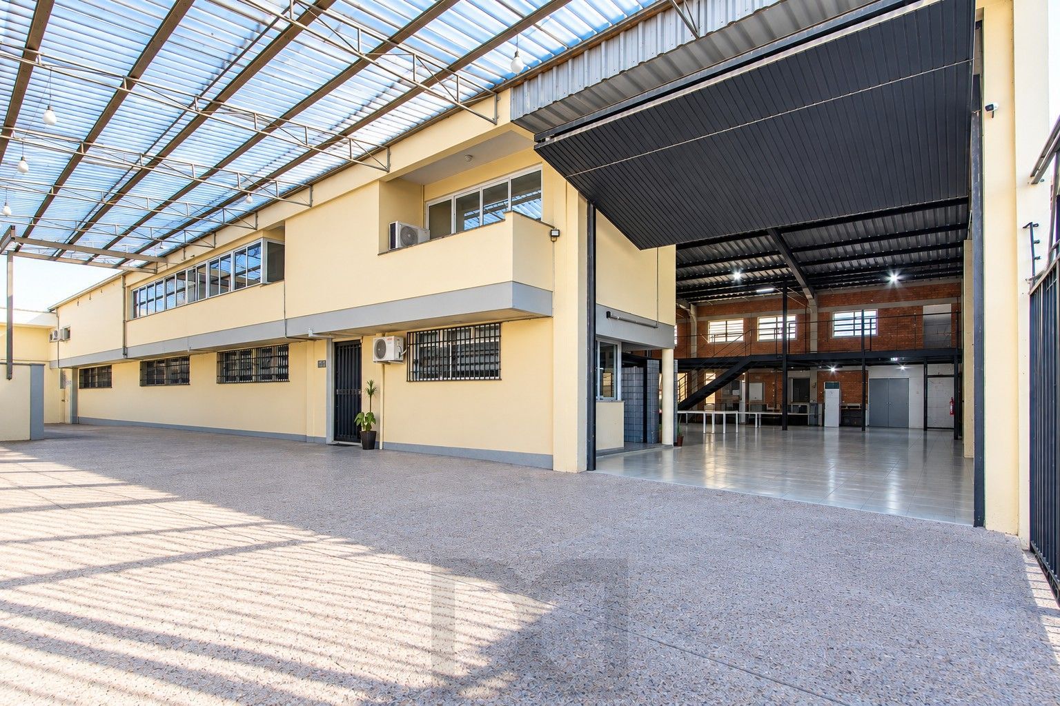 Pavilhão/Depósito , em estrutura montada com mezanino montado com escritório, cozinha, — foto 2