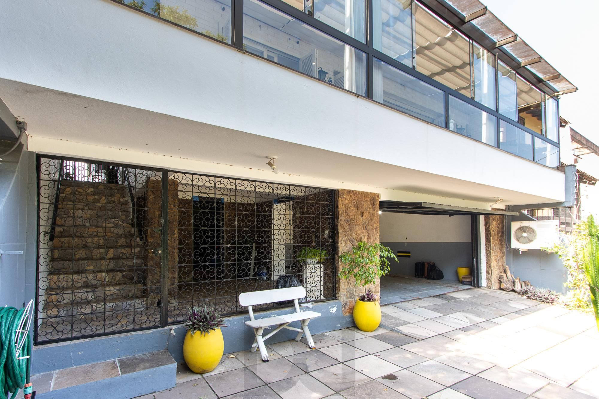 Linda casa totalmente reformada, 3 quartos (1 suite), 2 vagas cobertas - Bairro Nonoai — foto 3